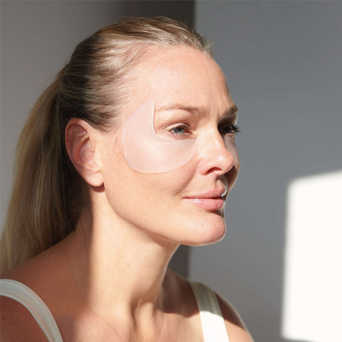 Model trägt APRICOT Augenpads mit Ectoin aus medizinischem Silikon für die Augen- und Schläfenpartie