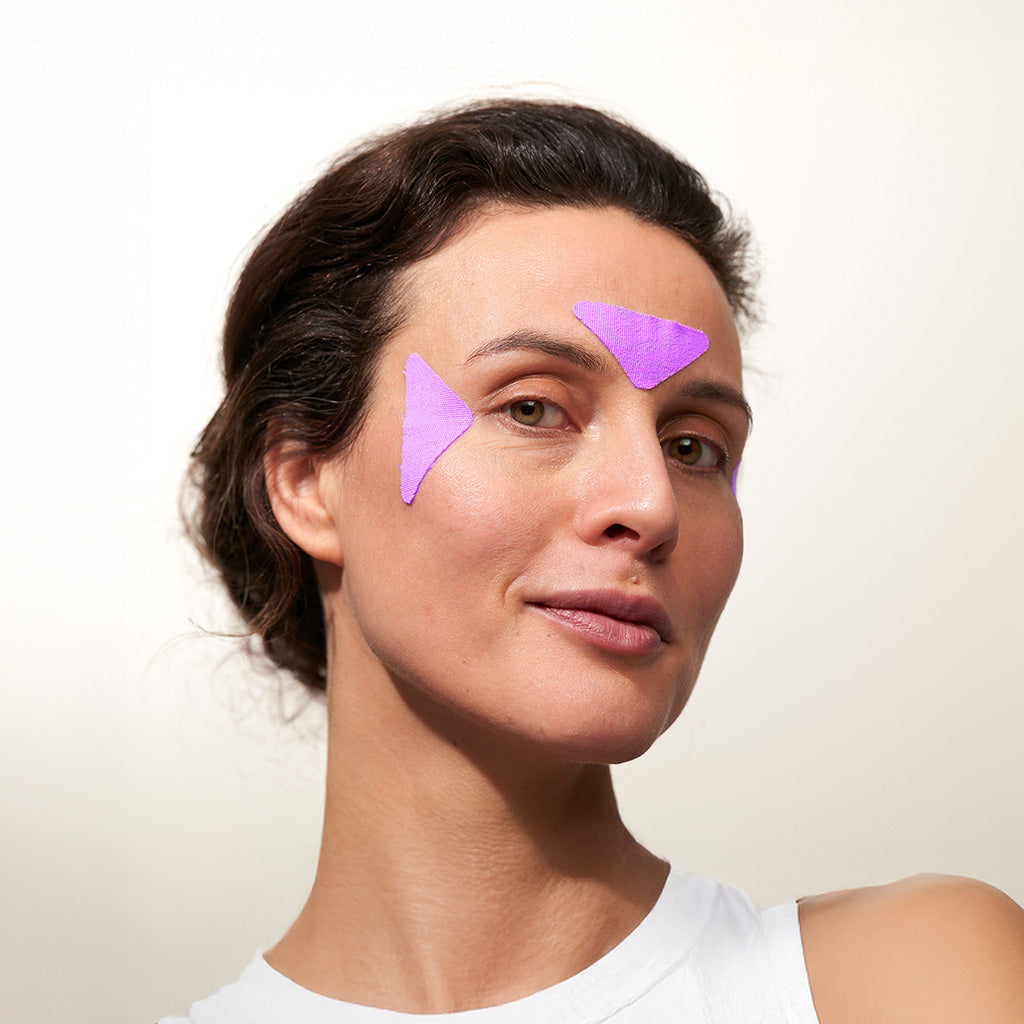 Model trägt APRICOT Zornesfalten Patches mit Ectoin aus Bio-Baumwolle für die Stirnpartie