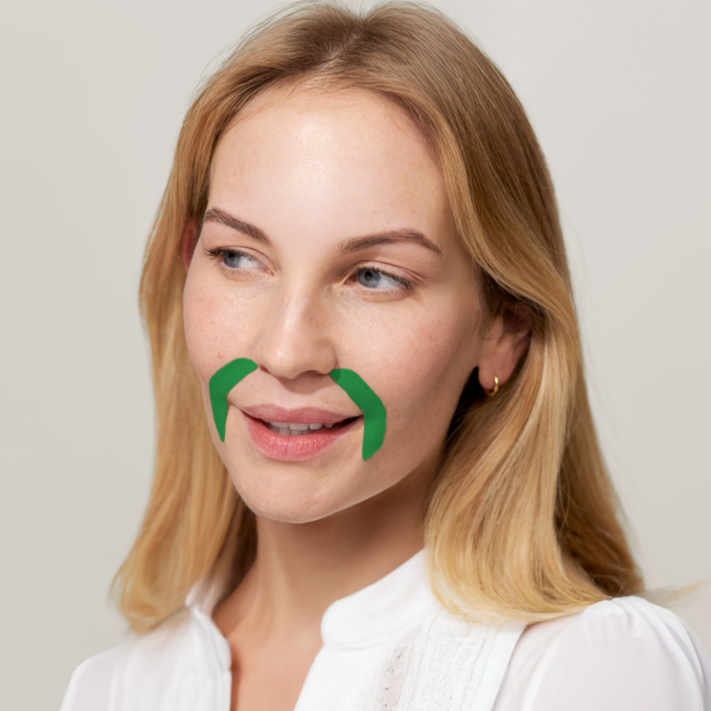 Model trägt APRICOT Zornesfalten Patches mit Aloe vera aus Bio-Baumwolle für die Mundpartie