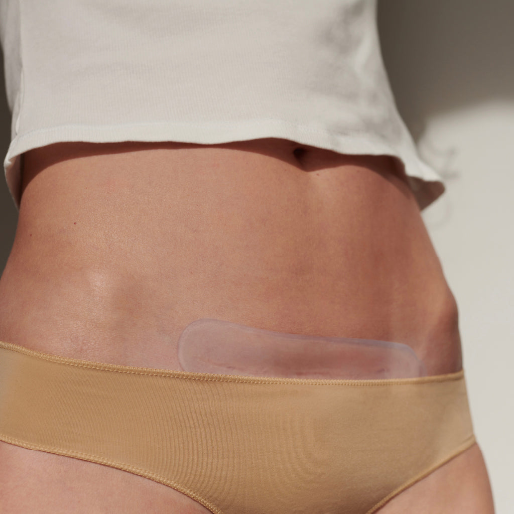 Model trägt APRICOT Narben Pad mit Aloe vera aus medizinischem Silikon für die Narbenpartie