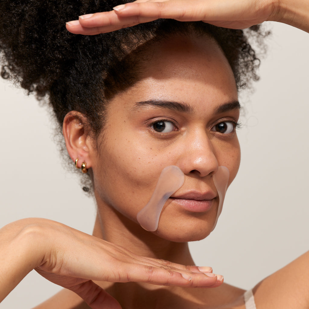 Model trägt APRICOT Mund Pads mit Hyaluron aus medizinischem Silikon für die Mundpartie