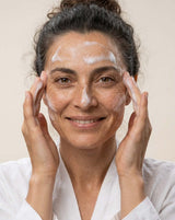 Anwendung des Gesichtsreinigungsgel mit Plumeria Alba und Ginkgo Biloba für eine porentiefe Reinigung und einen frischen Teint.