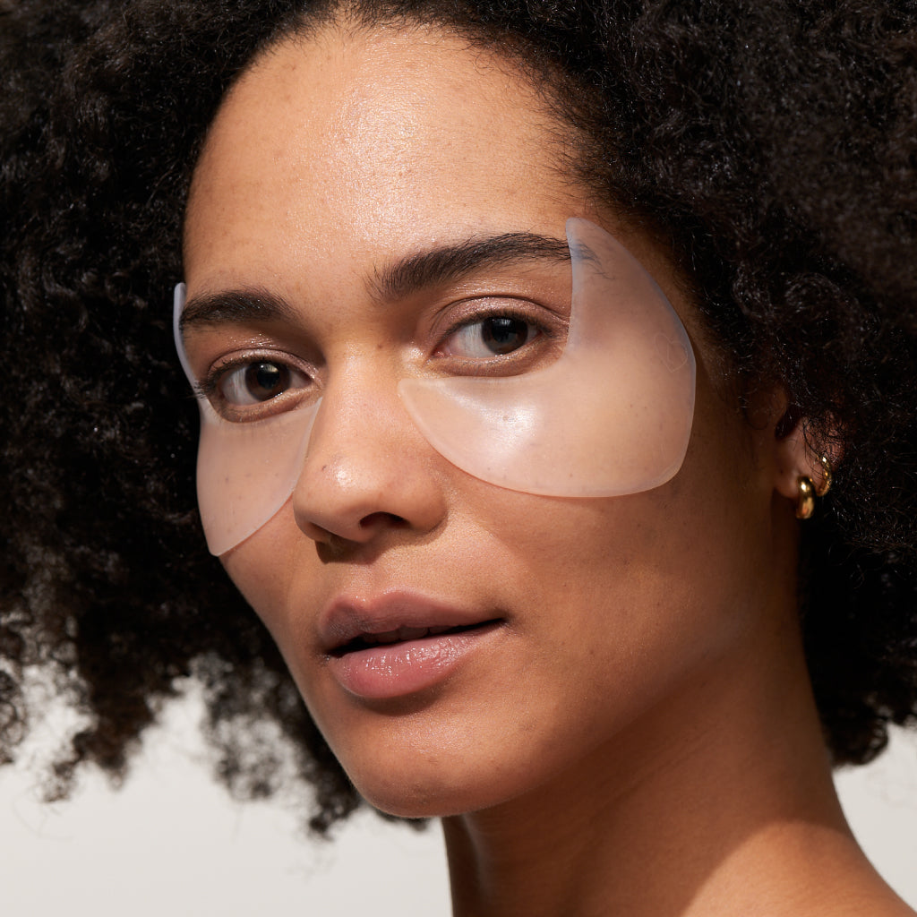 Model trägt APRICOT Augenpads mit Hyaluron aus medizinischem Silikon für die Augen- und Schläfenpartie