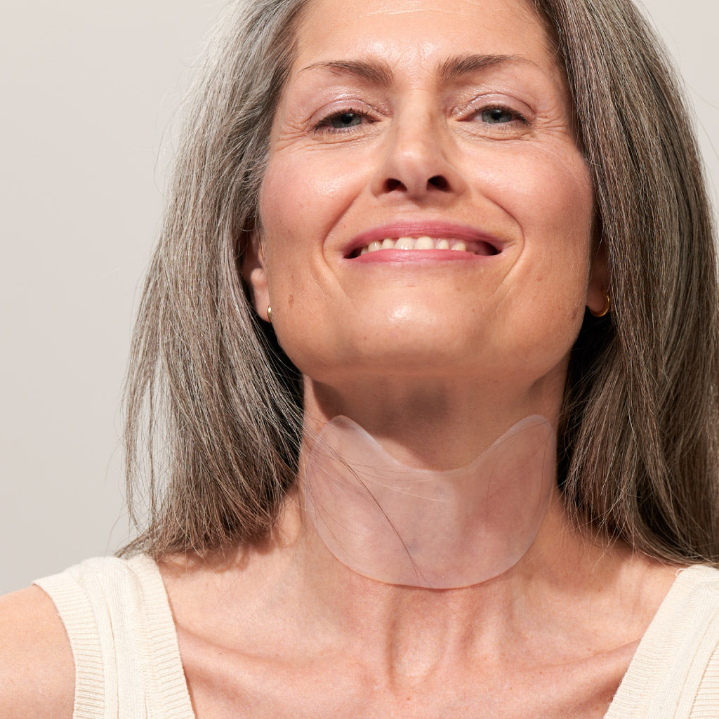 Model trägt APRICOT Hals Pad mit Hyaluron aus medizinischem Silikon für die Halspartie